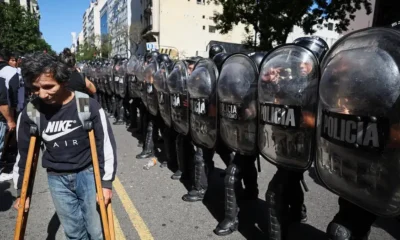 Presencia policial en protestas en calles de Argentina. Foto: DW. Archivo.