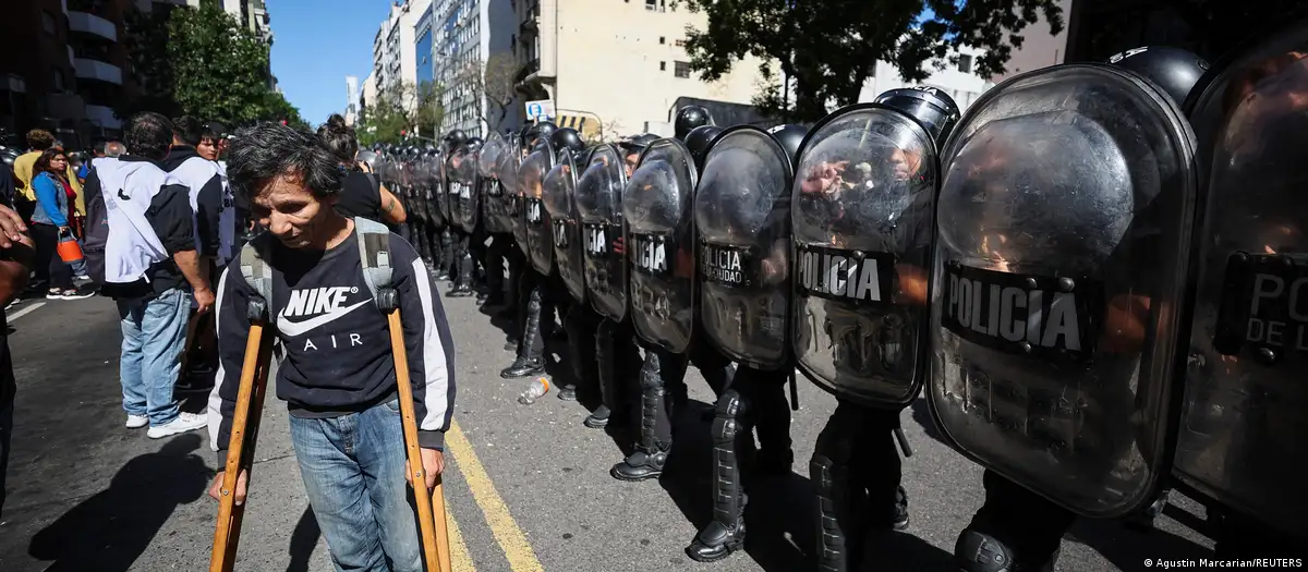 Presencia policial en protestas en calles de Argentina. Foto: DW. Archivo.