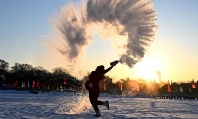 Un ciudadano experimenta la diversión de congelar agua en el aire en el Parque Beiling, en Shenyang, provincia de Liaoning, donde las temperaturas bajaron a -26 grados C. Foto: DW.