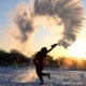 Un ciudadano experimenta la diversión de congelar agua en el aire en el Parque Beiling, en Shenyang, provincia de Liaoning, donde las temperaturas bajaron a -26 grados C. Foto: DW.