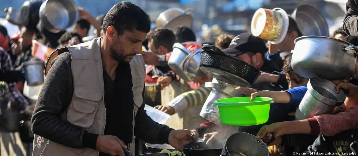 Los palestinos desplazados y hacinados en el sur de la Franja de Gaza están a punto de comenzar a morir de hambre. Foto: DW.