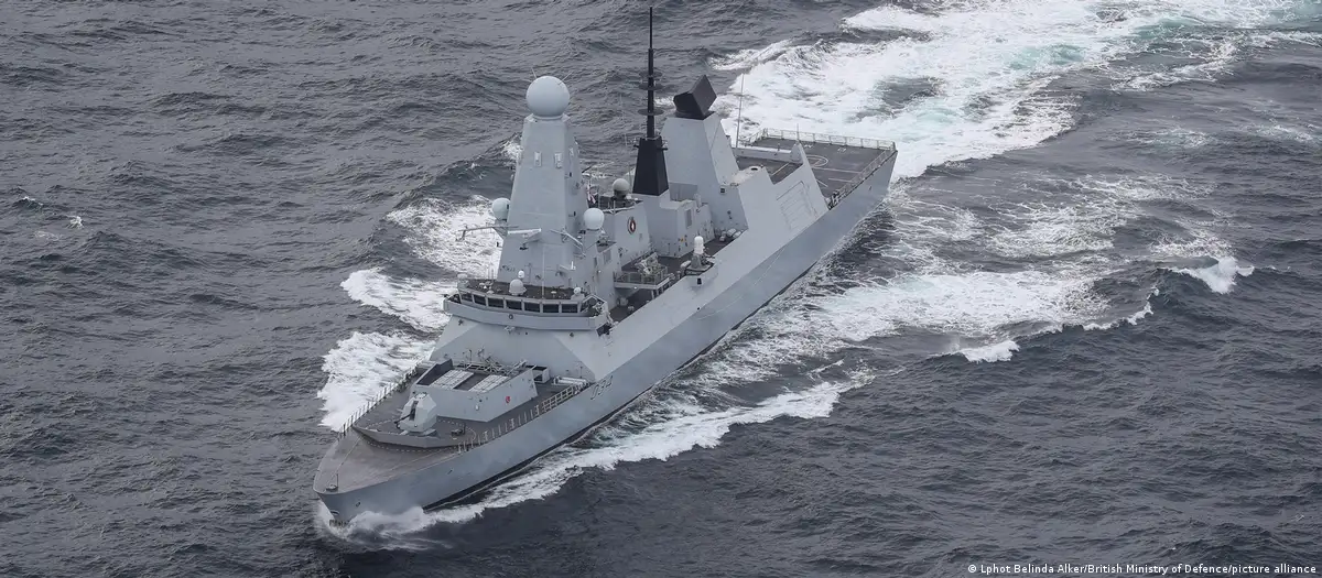 Imagen del buque de guerra de la Marina británica en unas maniobras frente a la costa de Escocia. Foto: DW.