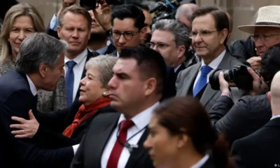 El jefe de la diplomacia estadounidense Antony Blinken se saluda con la ministra de Exteriores mexicana, Alicia Barcena. Foto: DW.