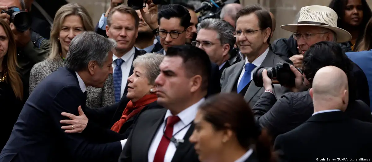 El jefe de la diplomacia estadounidense Antony Blinken se saluda con la ministra de Exteriores mexicana, Alicia Barcena. Foto: DW.