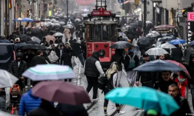 Turistas y ciudadanos caminan con paraguas en la calle Istiklal durante una lluvia en Estambul. Desde el mortal atentado contra la discoteca Reina en Estambul en la nochevieja de 2016, las autoridades turcas extreman la vigilancia en estas fechas. Foto: DW.