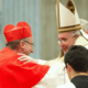 El cardenal y arzobispo de Montevideo, Daniel Sturla, junto al Papa Francisco. Foto: Infobae.