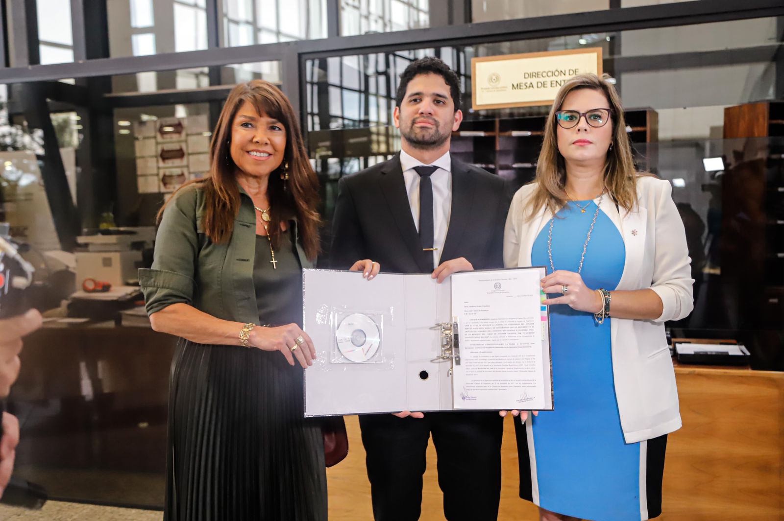 Celeste Amarilla, Raúl Benítez y Kattya González. Foto: Gentileza.