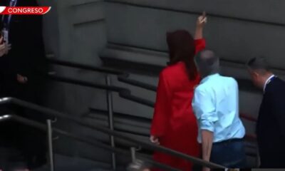 Gesto de Cristina Kirchner al entrar al Congreso. Foto: Captura de pantalla.