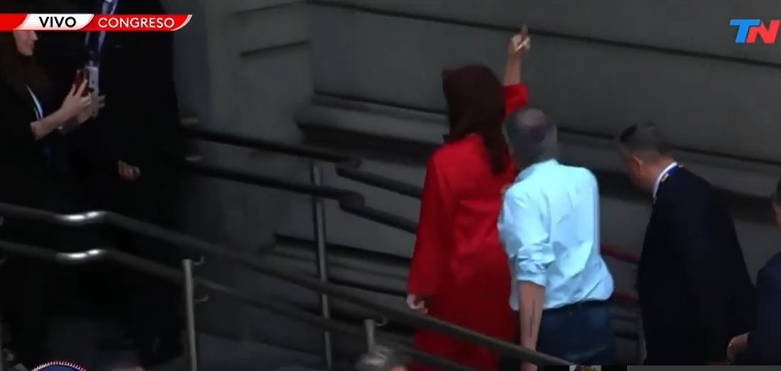 Gesto de Cristina Kirchner al entrar al Congreso. Foto: Captura de pantalla.