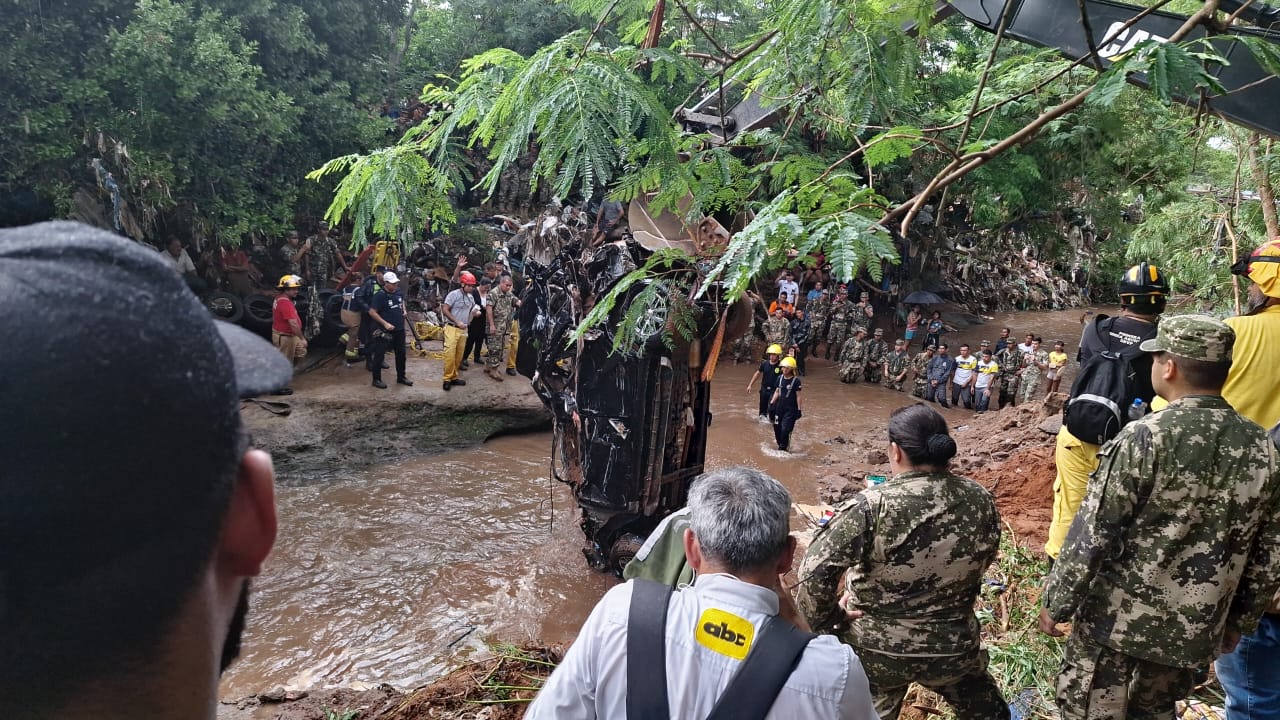 Continúa la búsqueda de uno de los militares desaparecidos en el arroyo Lambaré. Foto: Radio 1000.