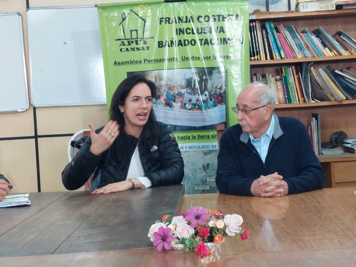 Padre Pedro Velazco, junto a la ministra Claudia Centurión. Foto: Gentileza.