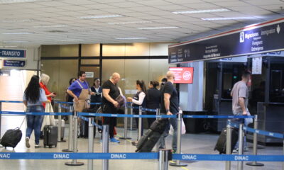 Pasajeros en el aeropuerto Silvio Petirossi. Foto: Radio 1000.