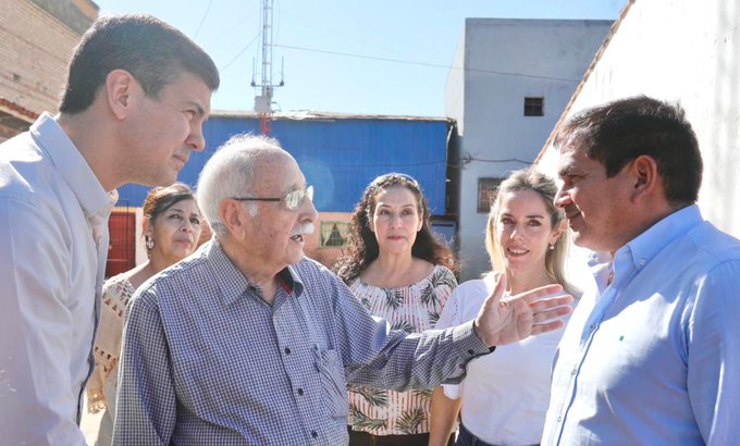 Padre Pedro Velazco, junto a Santiago Peña. Foto: Gentileza.