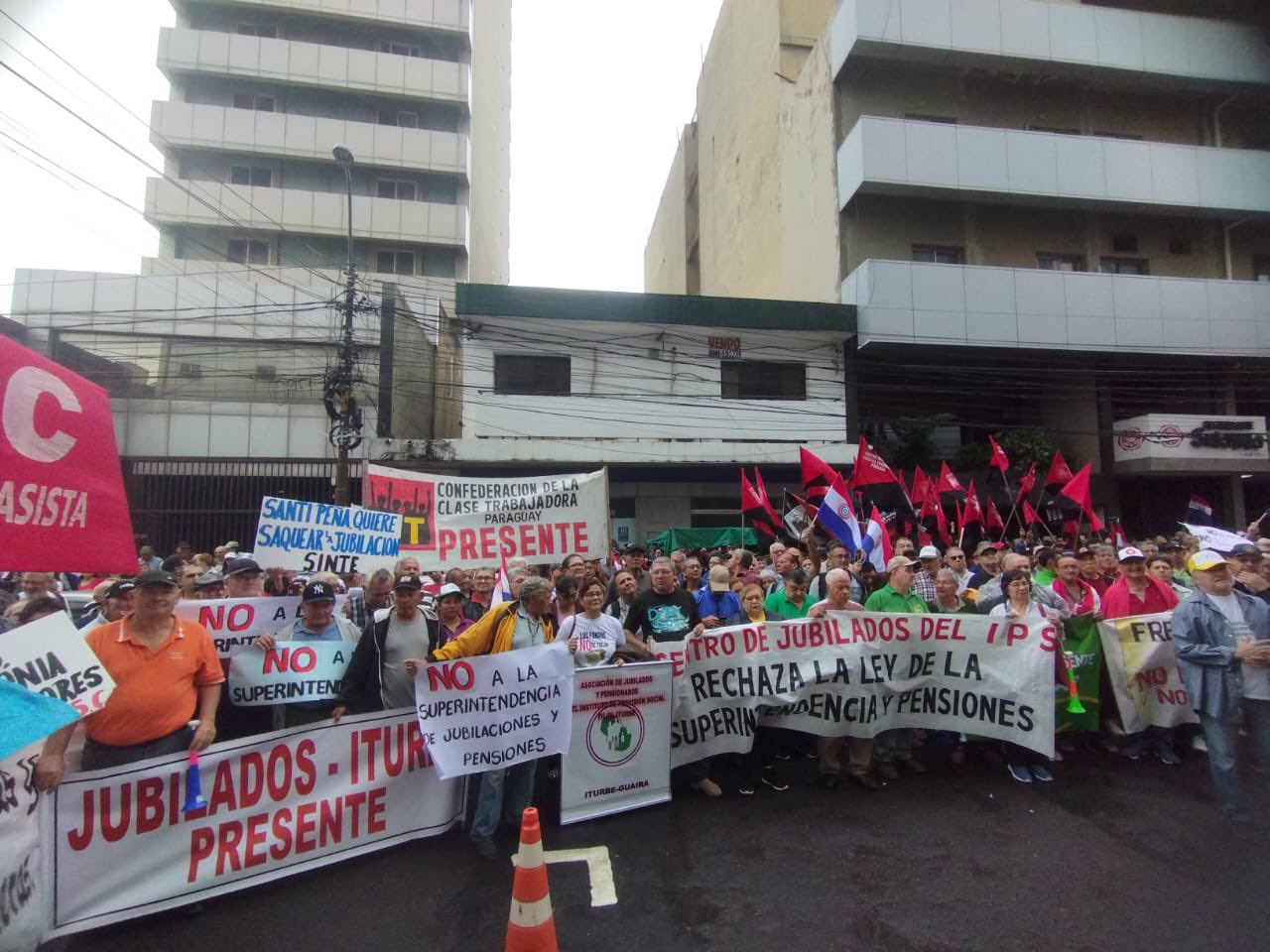 La polémica propuesta del Ejecutivo pone en pie de guerra a trabajadores y jubilados. Foto: Radio 680 AM / Cáritas.