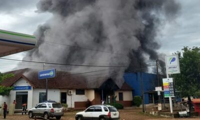 Incendio en supermercado de Independencia. Foto: Radio 1000.