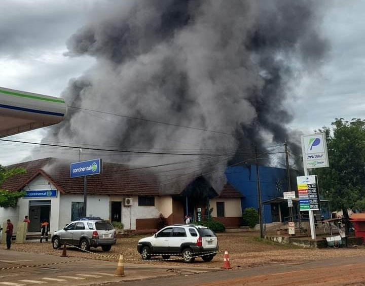 Incendio en supermercado de Independencia. Foto: Radio 1000.