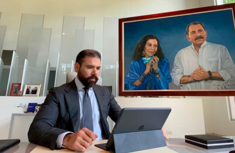 Laureano Ortega en su oficina, con un cuadro de sus padres Rosario Murillo y Daniel Ortega. Foto: AP.