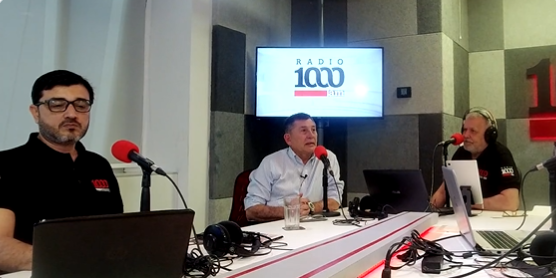 Luis Pettengill en estudio de Radio 1000. Foto: Captura de pantalla.