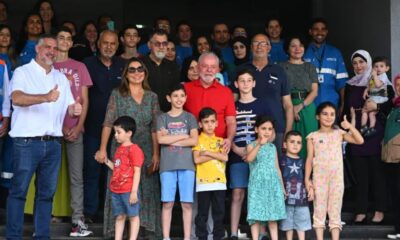 El presidente de Brasil, Luiz Inácio Lula da Silva (c), posa con personas repatriadas de la Franja de Gaza en un almuerzo hoy, en la Base Aérea Militar de Brasilia (Brasil). EFE/Andre Borges