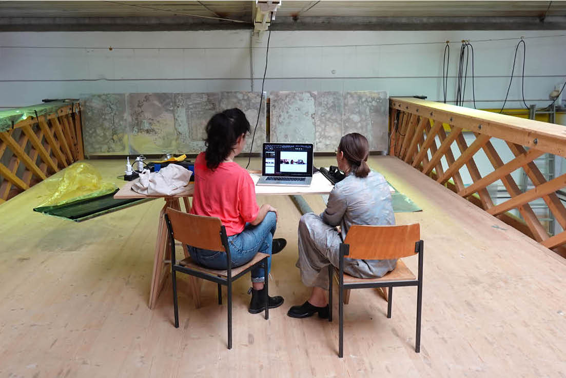 Sarah Theurer visitando a Gabriela Mureb en su estudio en Empfangshalle, Múnich. Cortesía Salta Art