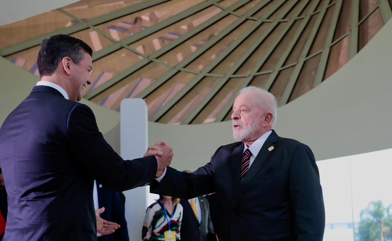 Santiago Peña junto a Lula Da Silva. Foto: Archivo.