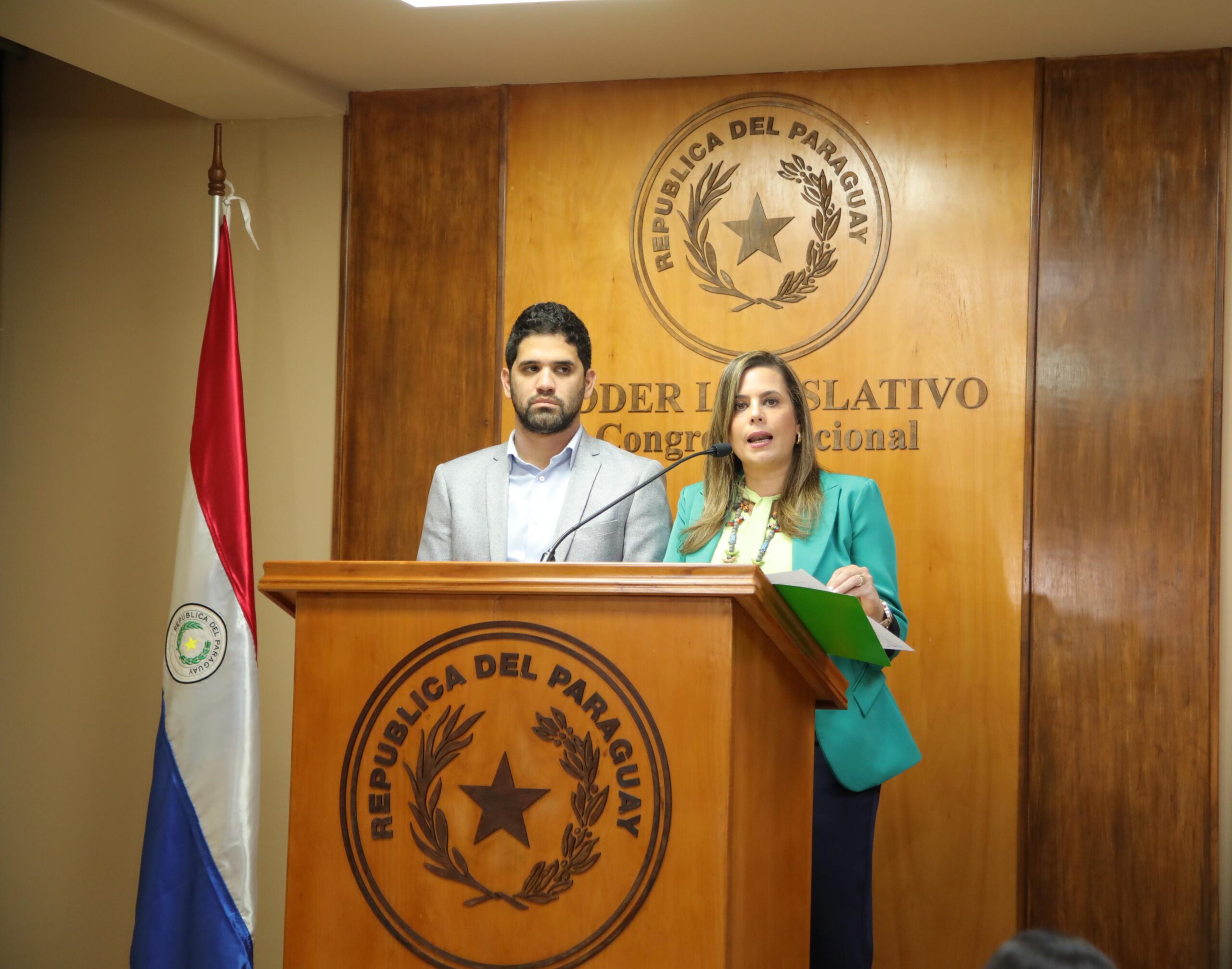 El diputado Raúl Benítez y la senadora Kattya González. Foto: Gentileza.