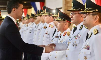 Santiago Peña junto a oficiales de las Fuerzas Armadas. Foto: Gentileza.