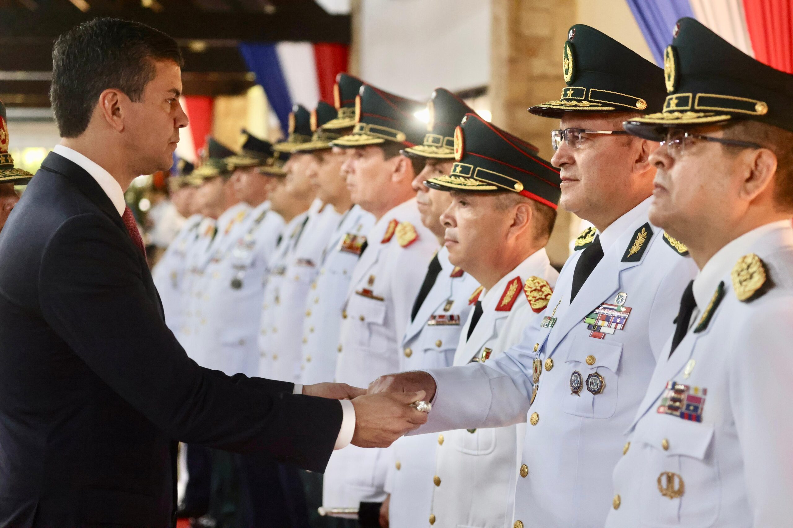 Santiago Peña junto a oficiales de las Fuerzas Armadas. Foto: Gentileza.