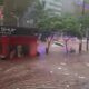 Vehículos inundados en Ciudad del Este. Foto: Gentileza.