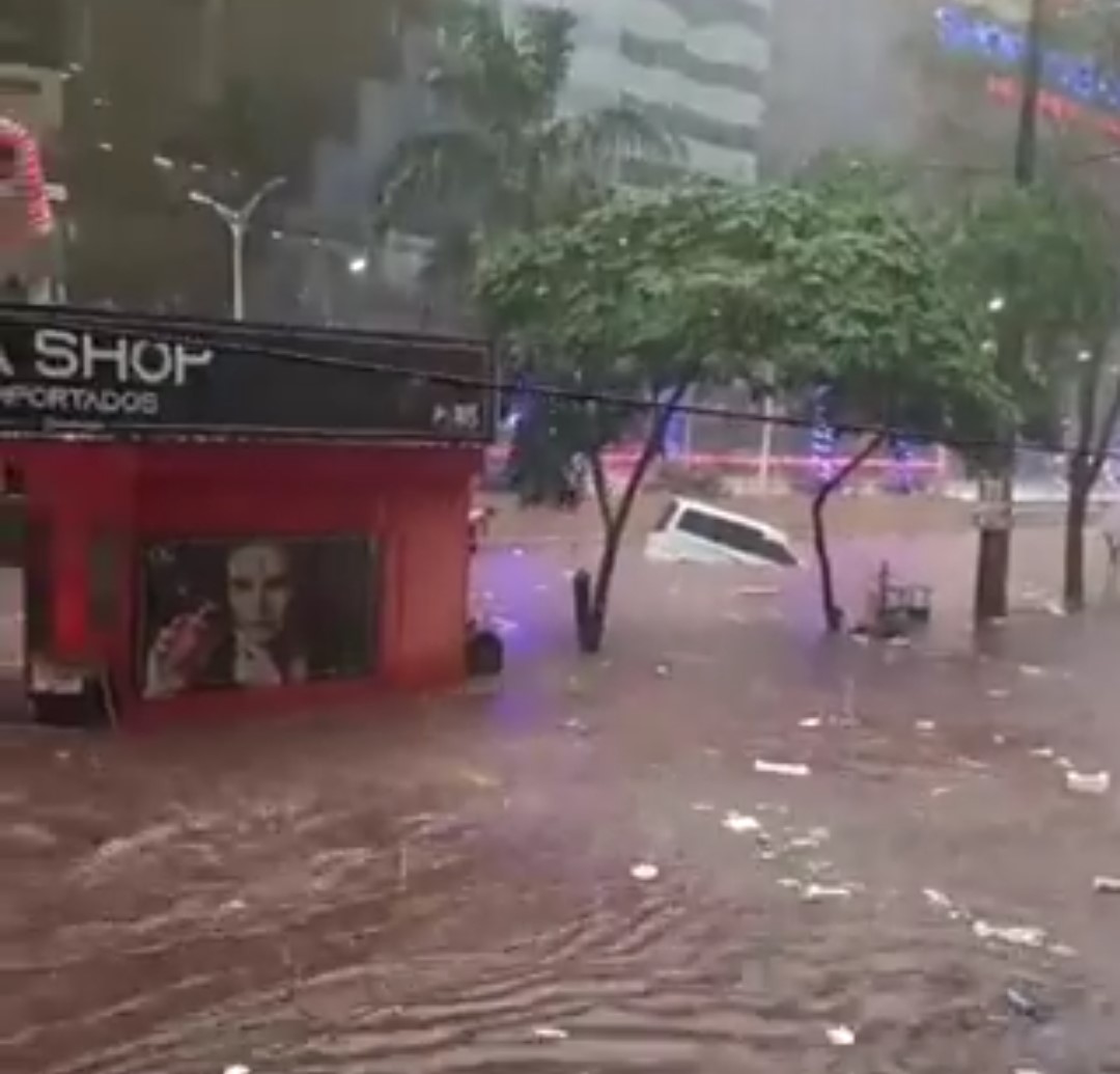 Vehículos inundados en Ciudad del Este. Foto: Gentileza.