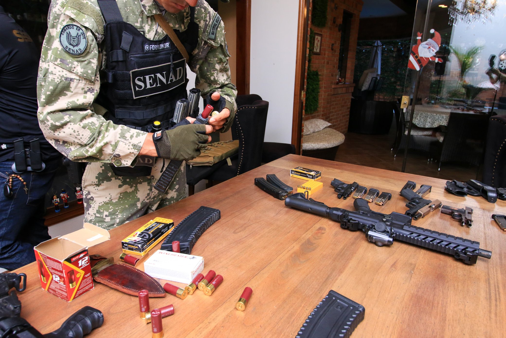 Armas halladas durante allanamientos. Foto: Radio 1000.