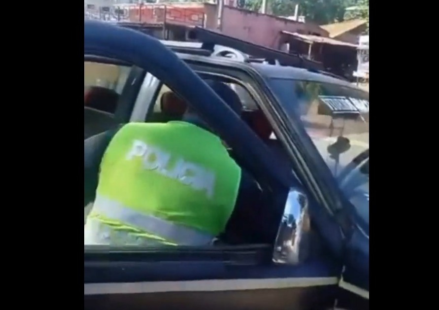 Momento en que policías inspeccionaban el vehículo. Foto: Captura.