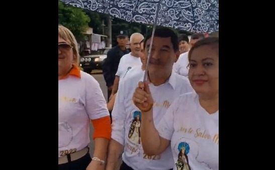 Carlos Núñez acompañado de una comitiva de la Cooperativa 8 de Marzo. Foto: Captura de pantalla.