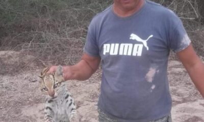 El hombre posó con "orgullo" con su inocente presa. Foto: Captura.