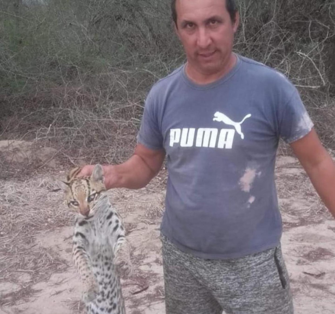 El hombre posó con "orgullo" con su inocente presa. Foto: Captura.