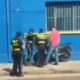 Momento en que el hombre agredió a los agentes. Foto: Captura.