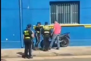 Momento en que el hombre agredió a los agentes. Foto: Captura.