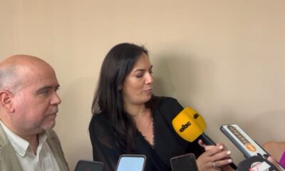 Momento en que la ministra pide distancia a periodista de TV. Foto: Captura.