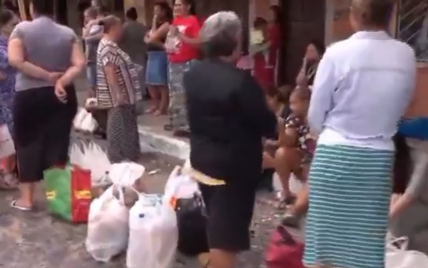 Familiares aguardan para ingresar víveres en inmediaciones de Tacumbú. Foto: Captura.