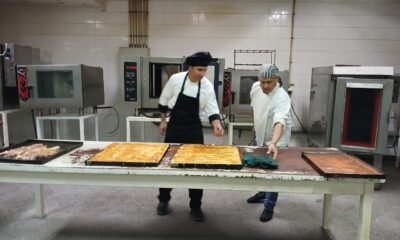 Cocineros ultimando detalles para la Nochesbuena y Navidad. Foto: FCM UNA.