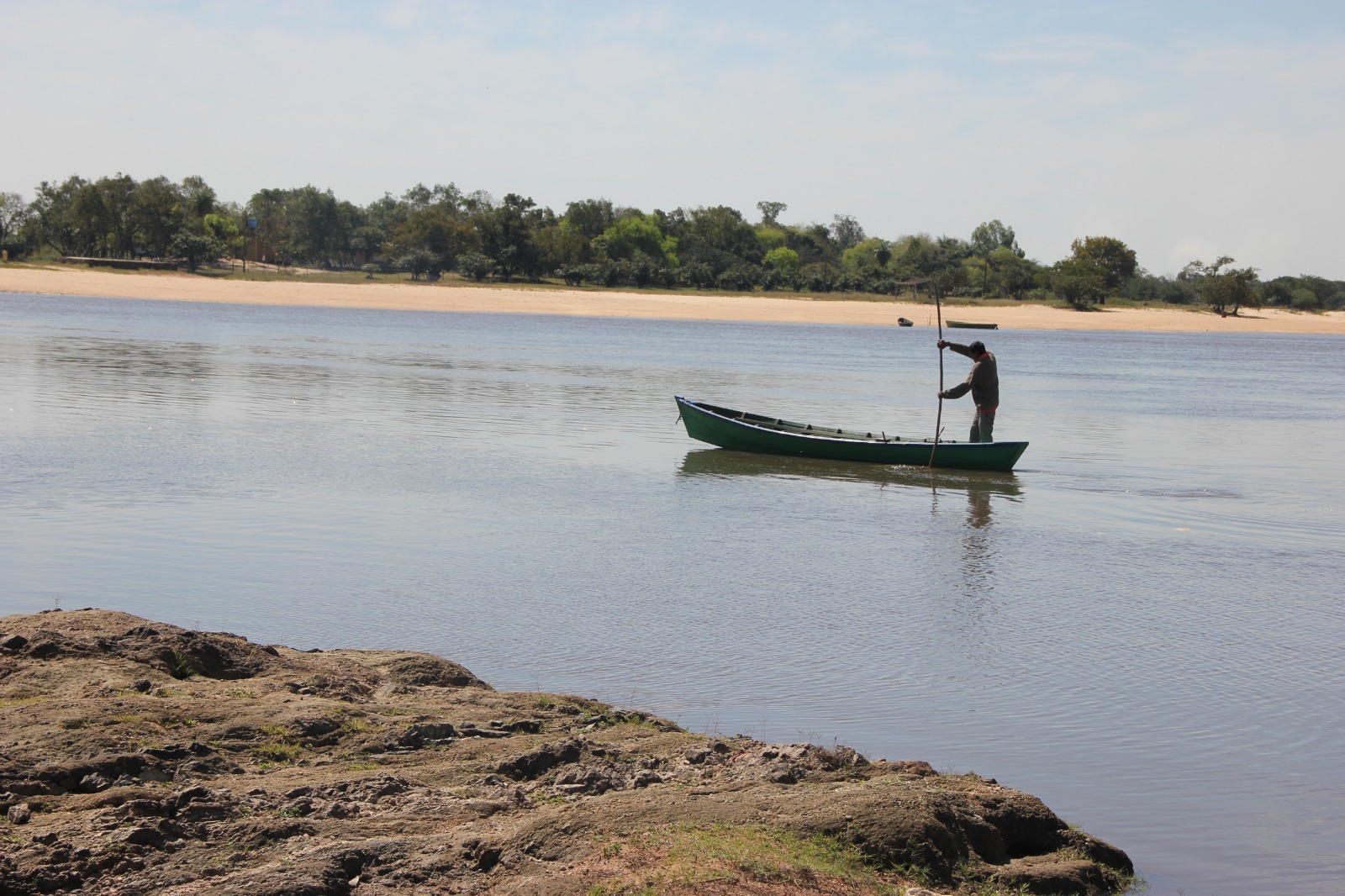 Canoero en el Río Tebicuary. Foto: Lidia Pérez de Molas.