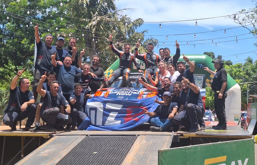 El equipo de los campeones Fau Zaldívar y Marcelo Der Ohanessian. Foto: Gentileza de la prensa del Touring y Automóvil Club Paraguayo.