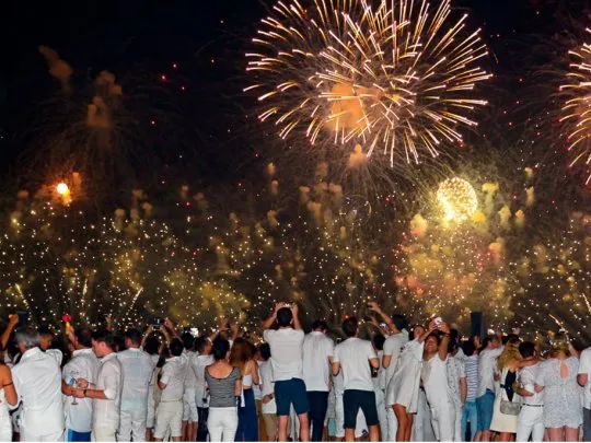 Recibir el Año Nuevo vestidos de blanco es parte de la tradición. Foto: Ámbito Financiero.