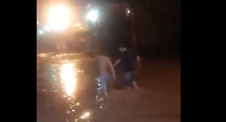 Momento en que los dos hombres alcoholizados iban hacia el raudal. Foto: Captura.