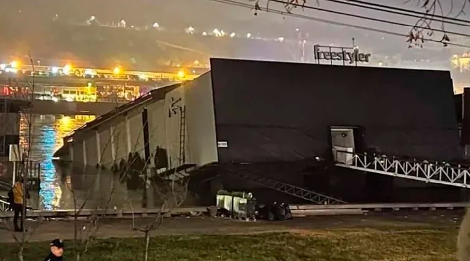 Momento en que el barco discoteca comienza a hundirse en el río Sava de Belgrado. Foto: Infobae.