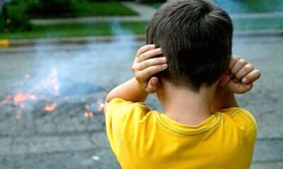 Niño haciendo frente a la pirotecnia. Foto referencial.