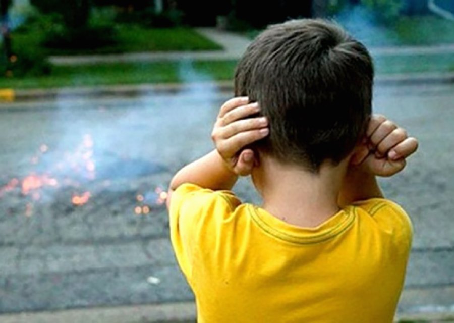 Niño haciendo frente a la pirotecnia. Foto referencial.