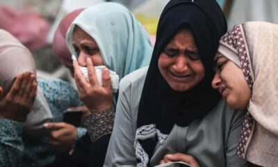 Familiares de personas fallecidas en el ataque contra el campo de refugiados de Al Maghazi lloran a sus parientes. Foto: DW.