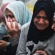 Familiares de personas fallecidas en el ataque contra el campo de refugiados de Al Maghazi lloran a sus parientes. Foto: DW.