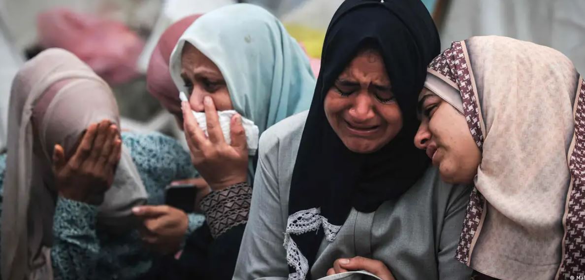 Familiares de personas fallecidas en el ataque contra el campo de refugiados de Al Maghazi lloran a sus parientes. Foto: DW.